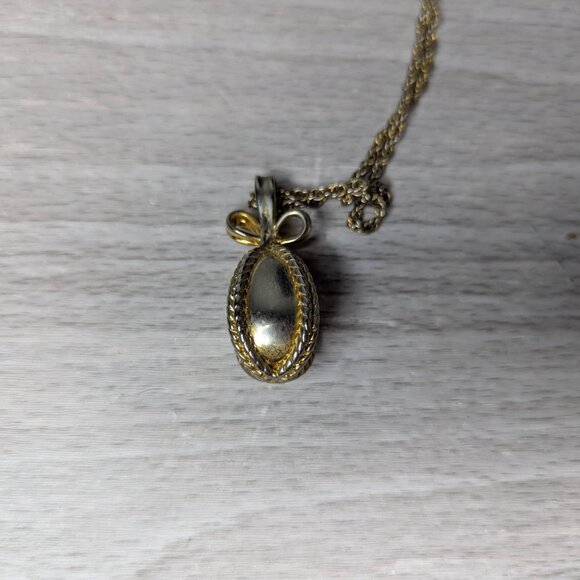 Joan Rivers Signed Gold Tone Egg w/ Bow Pendant Necklace w/Chain - Picture 8 of 12